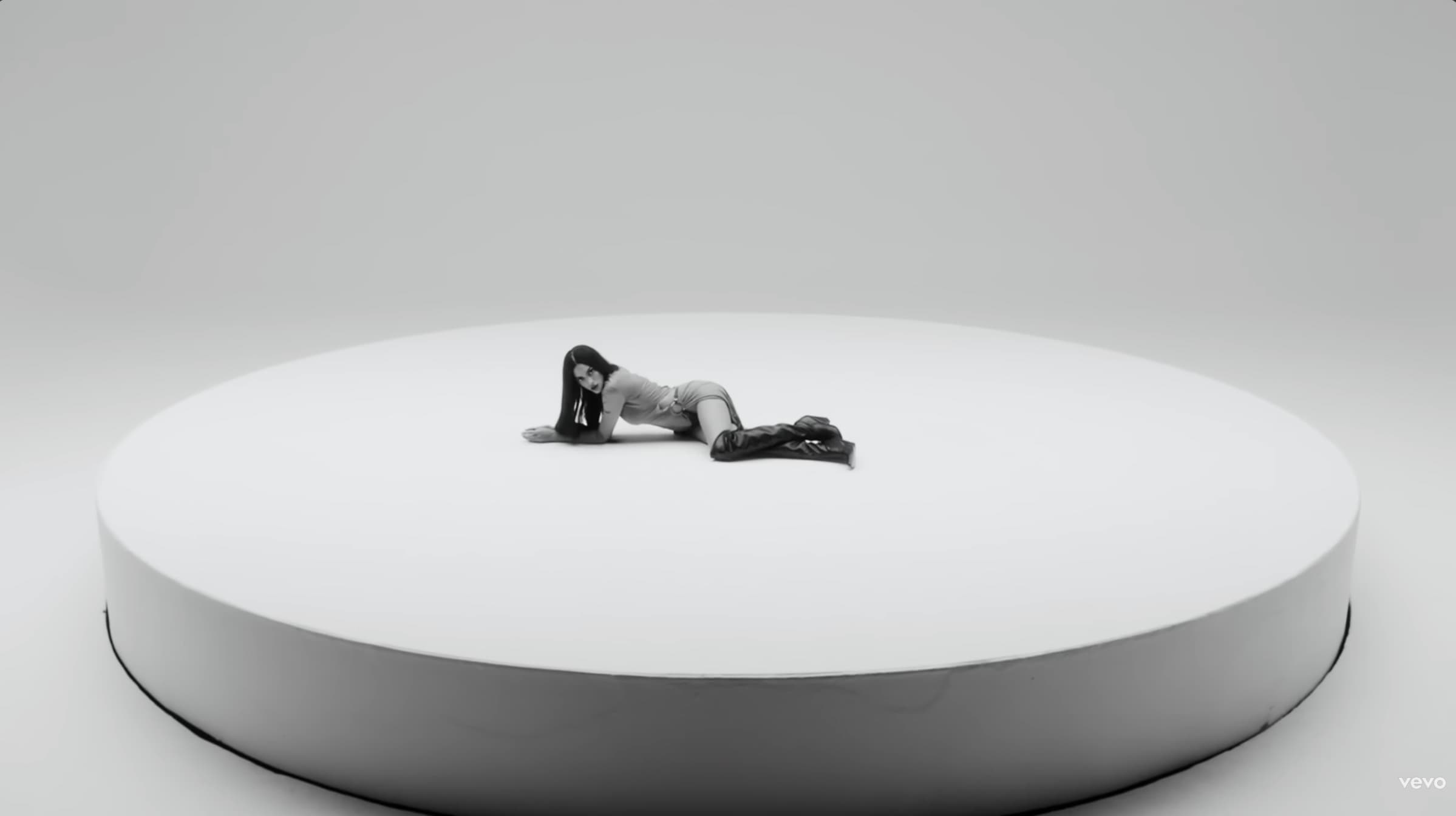 Still from Elodie — Bagno a Mezzanotte