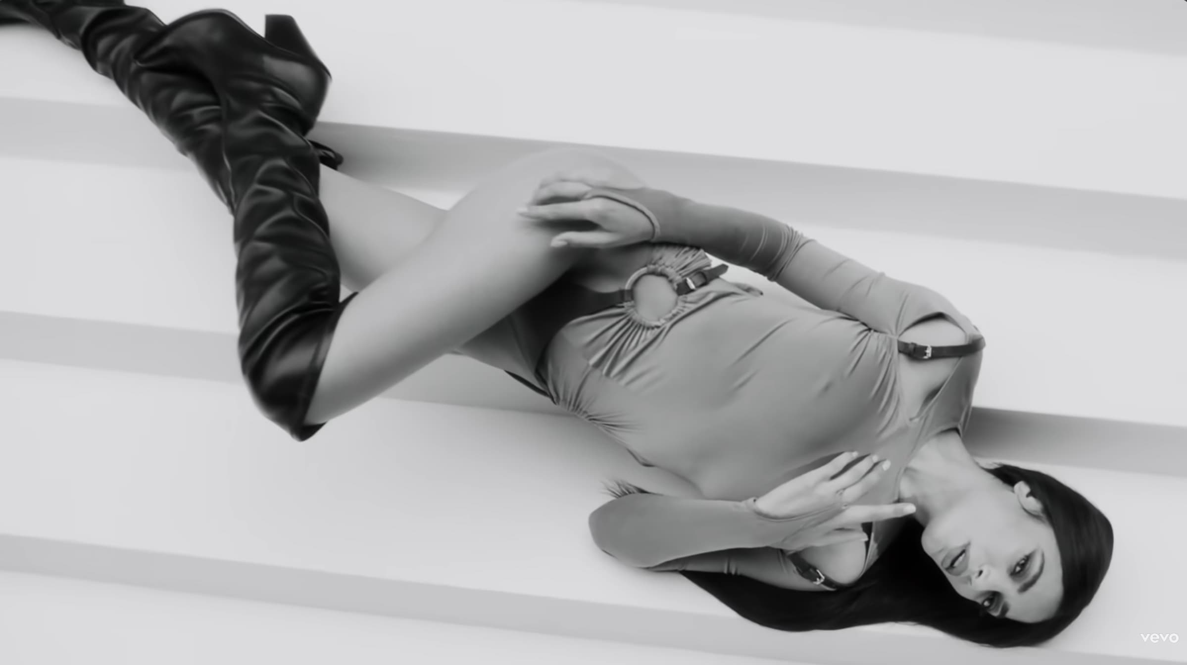 Still from Elodie — Bagno a Mezzanotte