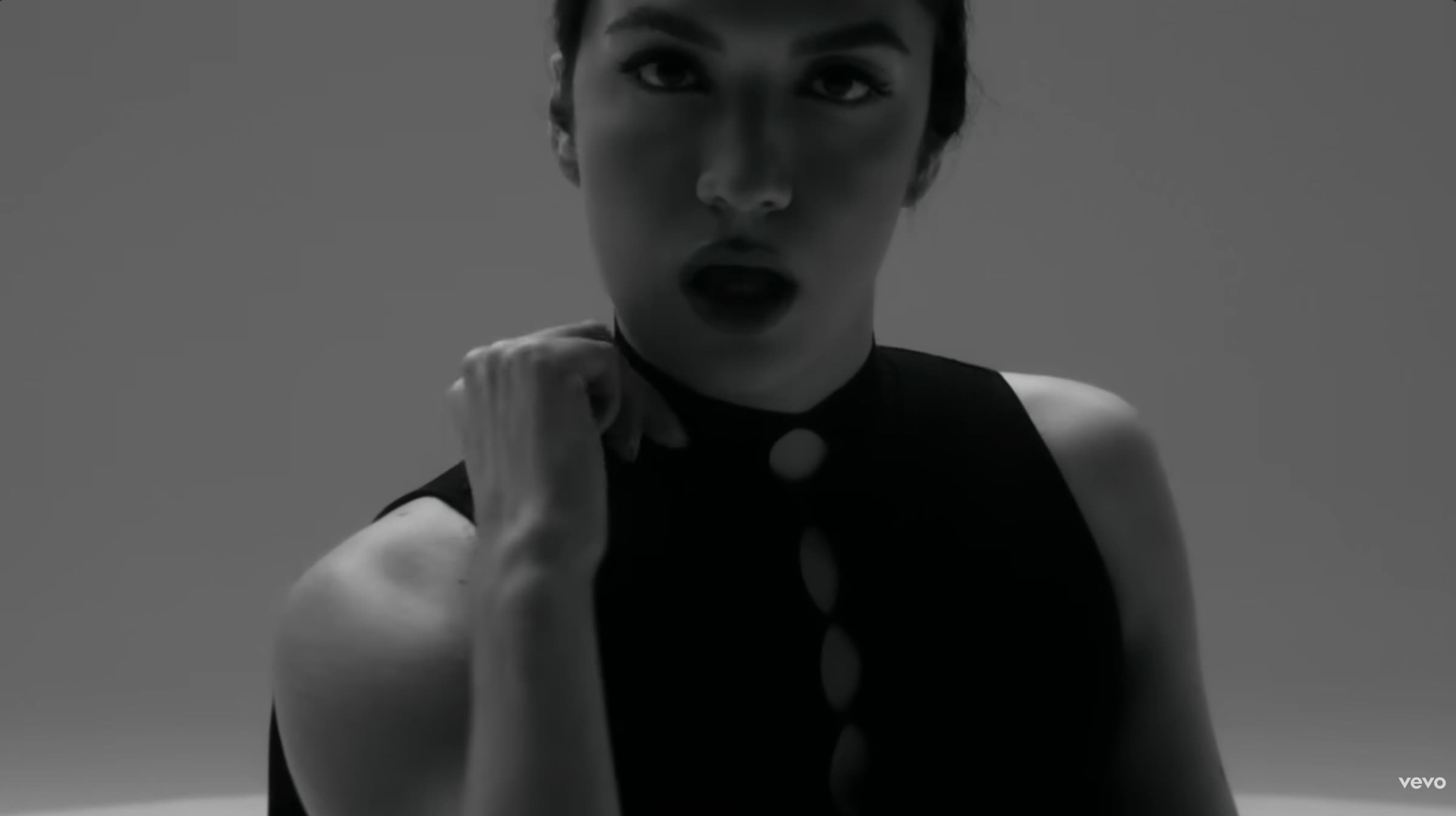 Still from Elodie — Bagno a Mezzanotte